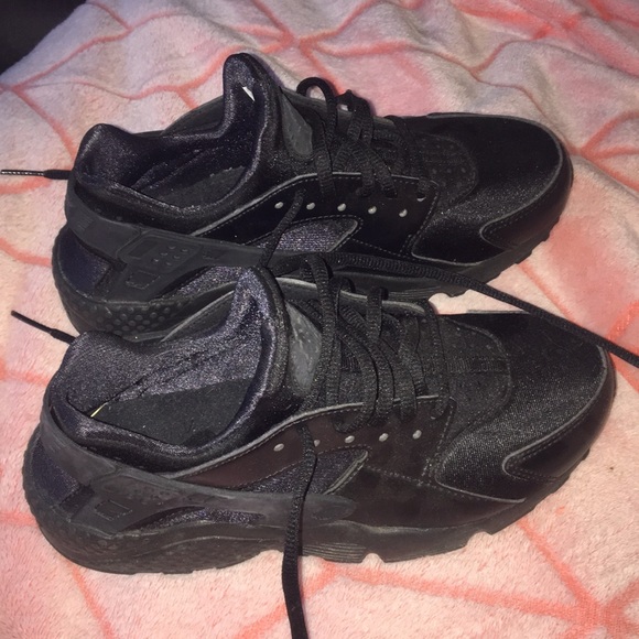 black huaraches size 7
